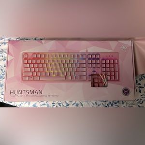 RAZER
HUNTSMAN
QUARTZ• OPTO-MECHANICAL GAMING KEYBOARD